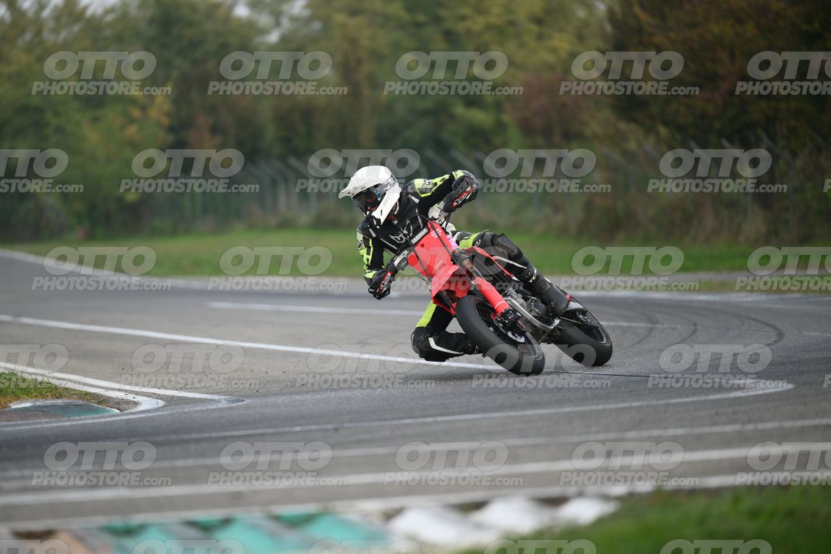 SUPERMOTO 0 RED CRF - WHITE HELMET · DSH_9179