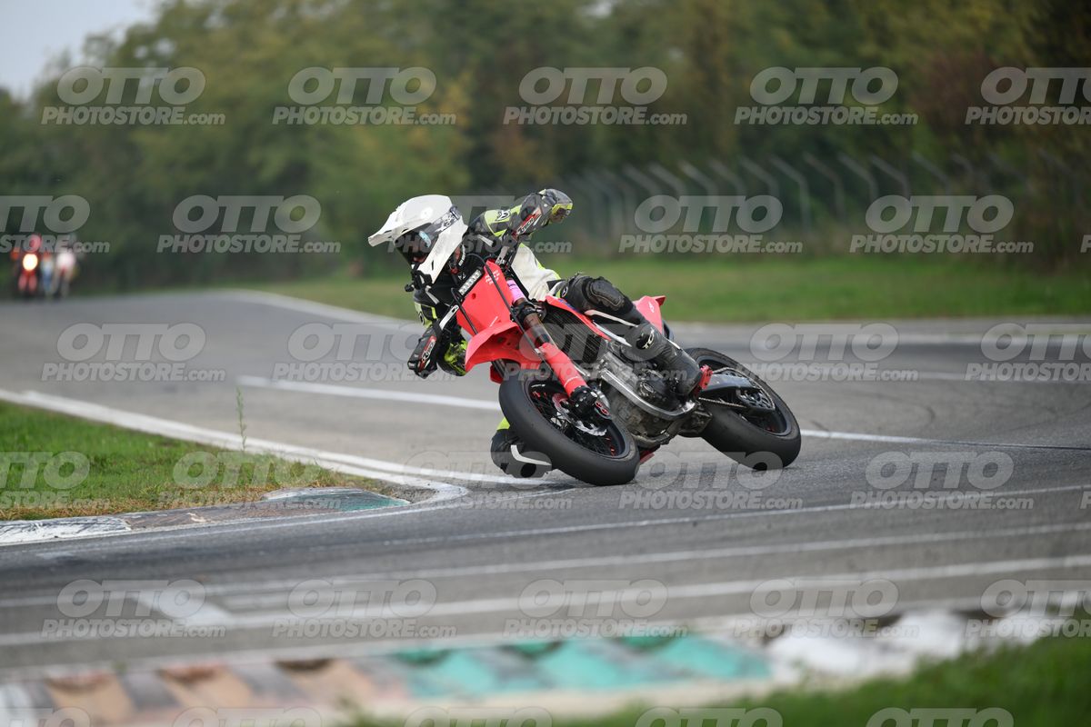SUPERMOTO 0 RED CRF - WHITE HELMET · DSH_9180