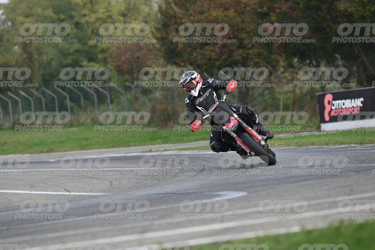 SUPERMOTO 0 RST all black · DSH_9192