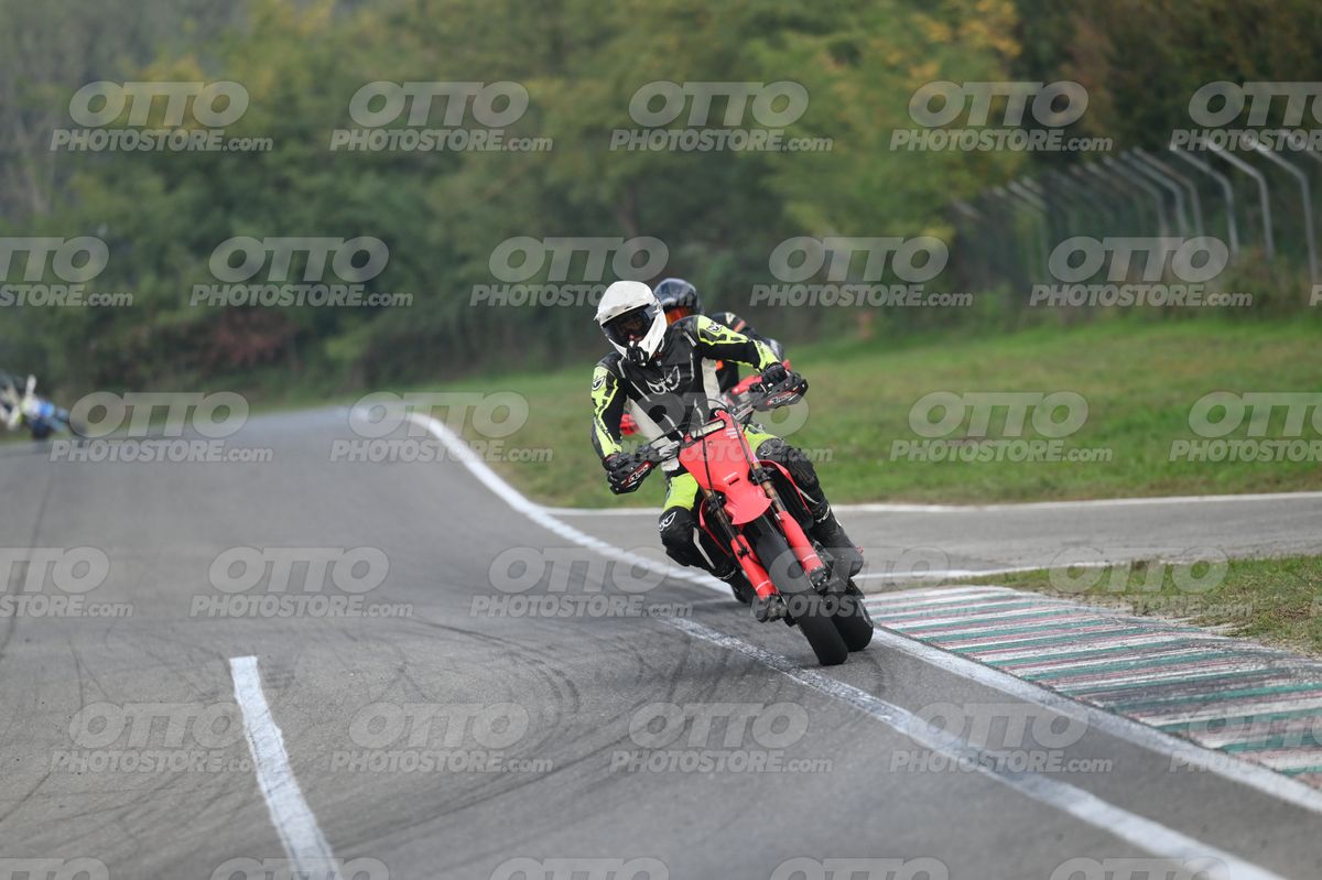 SUPERMOTO 0 RED CRF - WHITE HELMET · DSH_9263