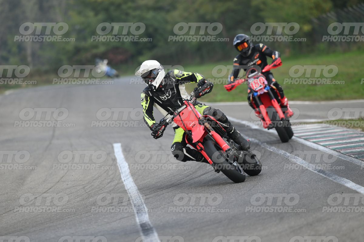 SUPERMOTO 0 RED CRF - WHITE HELMET · DSH_9265