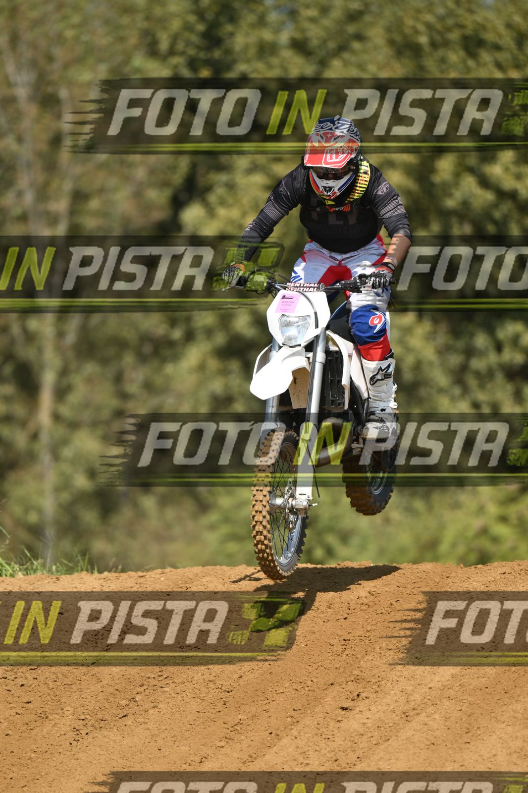 WHITE BIKE - BLACK SHIRT - O'NEAL PANTS · DSH_9842
