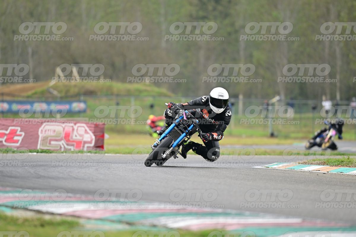 PITBIKE - SCOOTER 0 white helmet black suite · DSH_9943