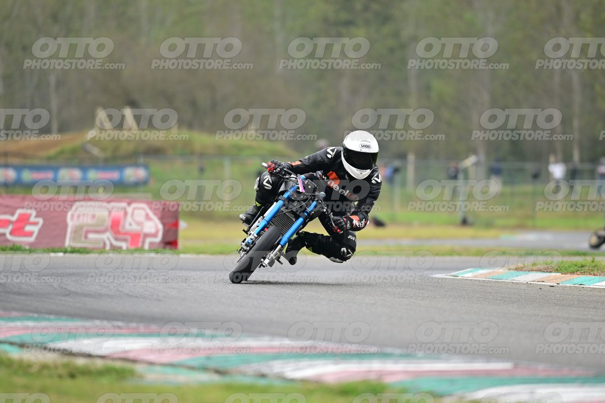 PITBIKE - SCOOTER 0 white helmet black suite · DSH_9944