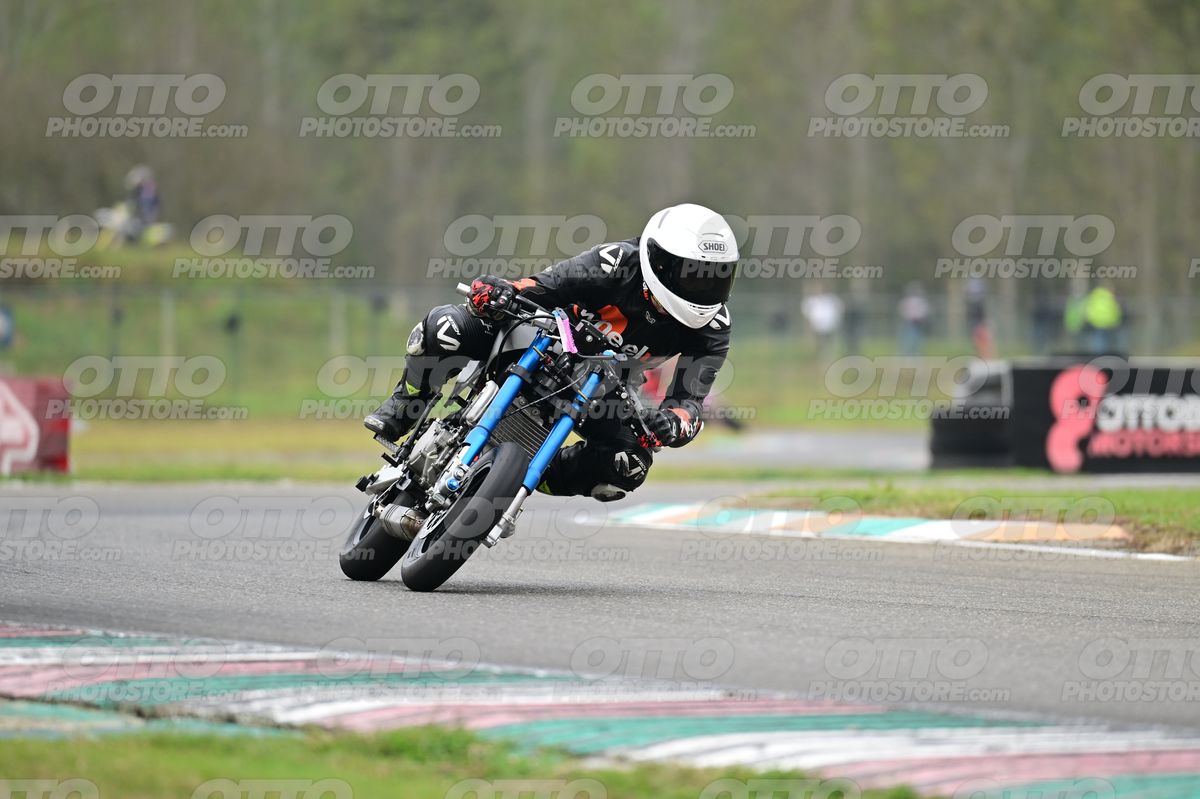 PITBIKE - SCOOTER 0 white helmet black suite · DSH_9946