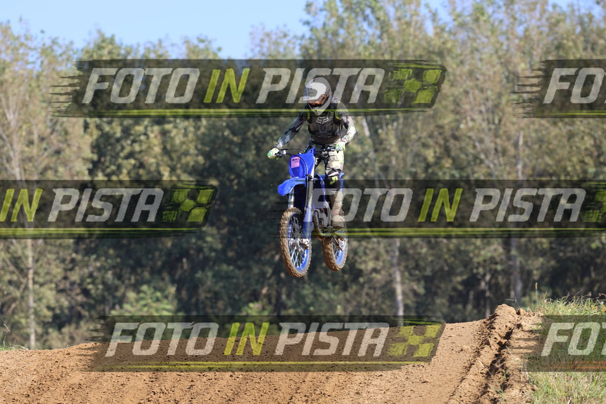 YZ - YELLOW GREY SUITE - WHITE ORANGE HELMET · JD9A3277