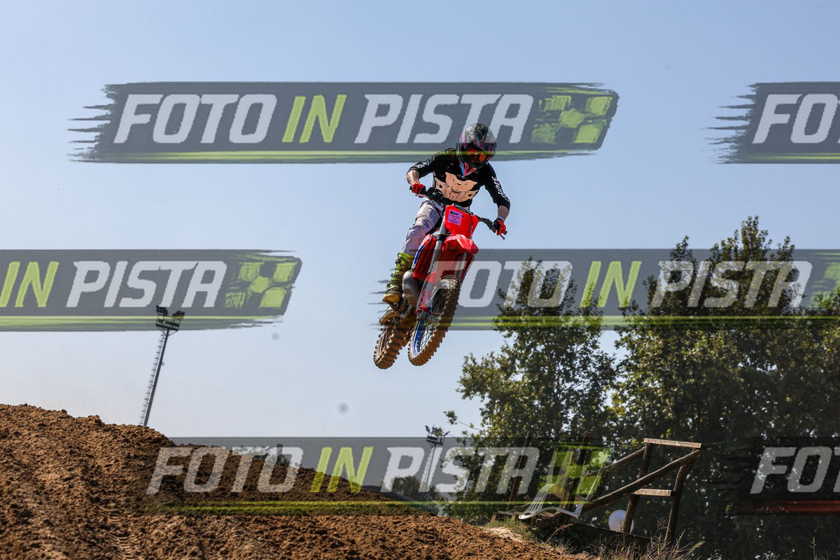 BETA XT - BLACK SHIRT - YELLOW SHOES · JD9A4047