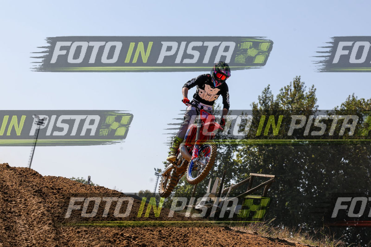 BETA XT - BLACK SHIRT - YELLOW SHOES · JD9A4048