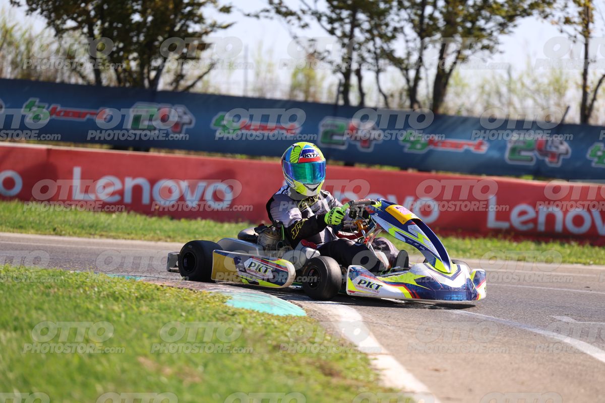 GOKART PKT - YELLOW BLU HELMET · JD9A4501