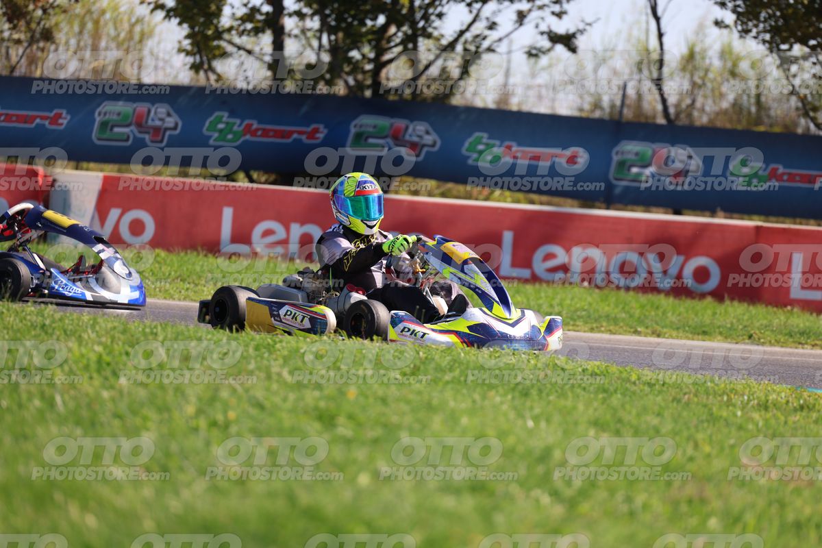 GOKART PKT - YELLOW BLU HELMET · JD9A4560