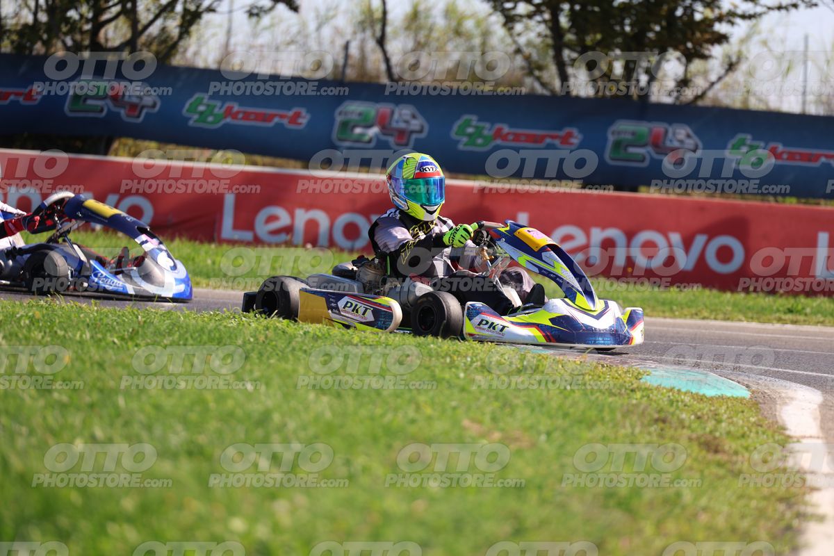 GOKART PKT - YELLOW BLU HELMET · JD9A4561