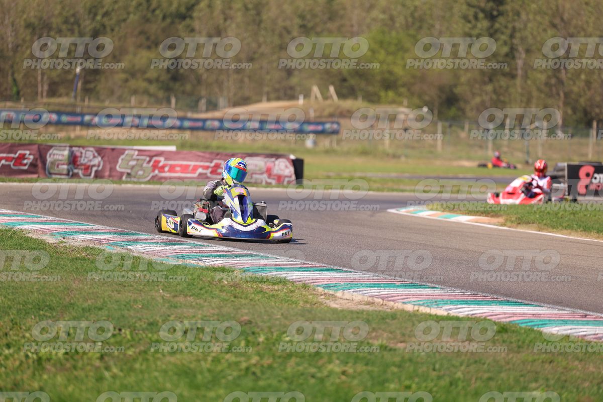 GOKART PKT - YELLOW BLU HELMET · JD9A4588
