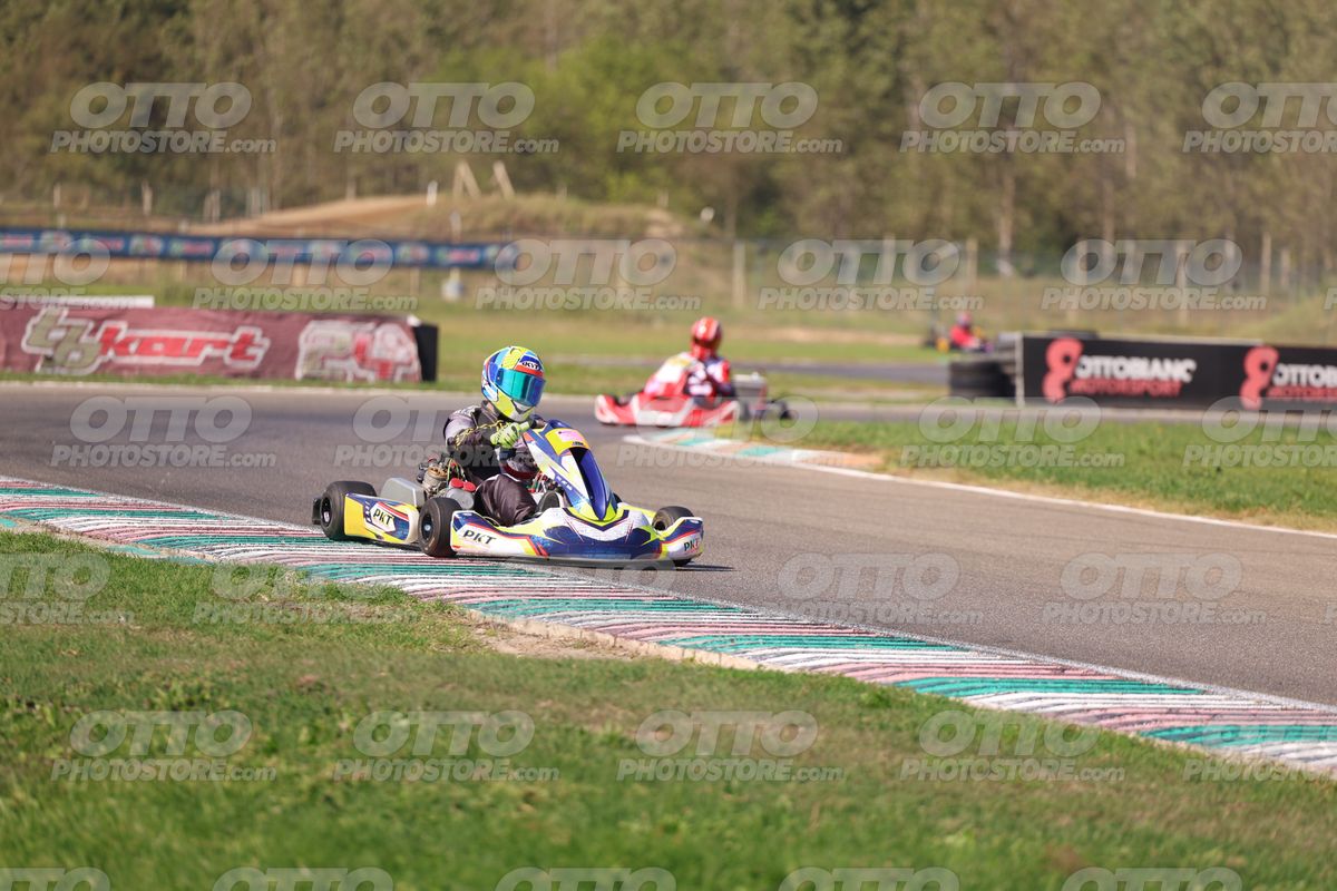 GOKART PKT - YELLOW BLU HELMET · JD9A4589