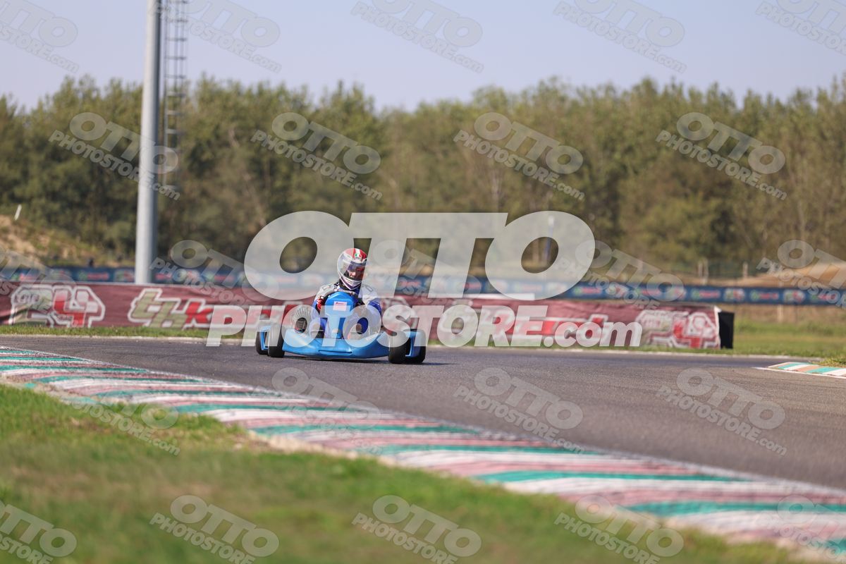 BLU KART - White Blu Suite · JD9A4644