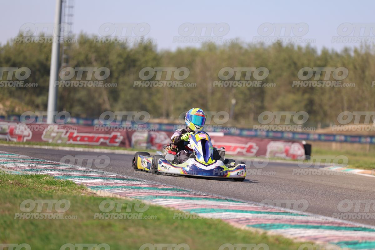 GOKART PKT - YELLOW BLU HELMET · JD9A4666