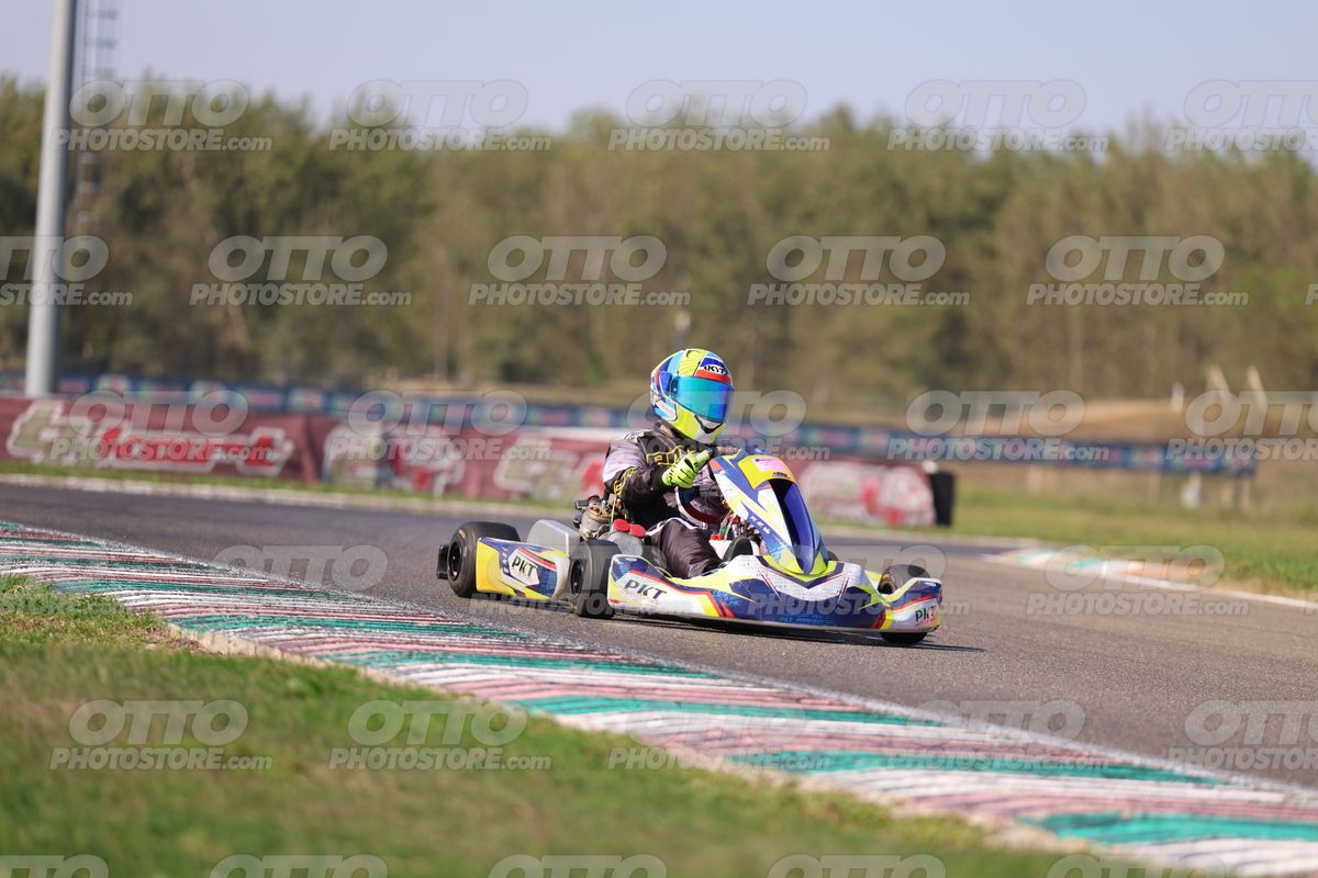 GOKART PKT - YELLOW BLU HELMET · JD9A4667