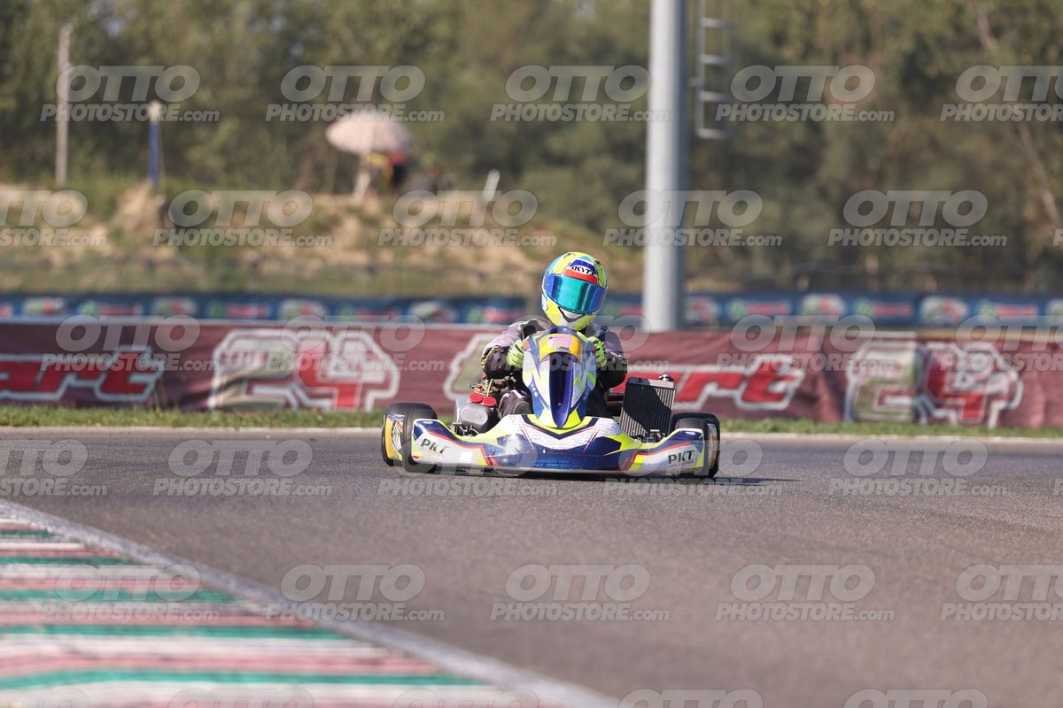 GOKART PKT - YELLOW BLU HELMET · JD9A4708