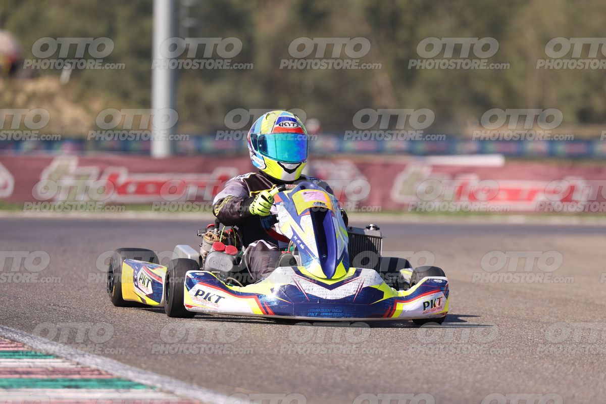 GOKART PKT - YELLOW BLU HELMET · JD9A4710