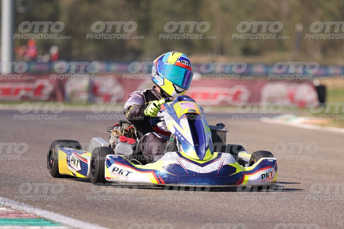 GOKART PKT - YELLOW BLU HELMET · JD9A4711