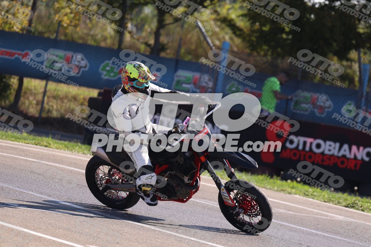SUPERMOTO SUPREME - WHITE SUITE · JD9A4914