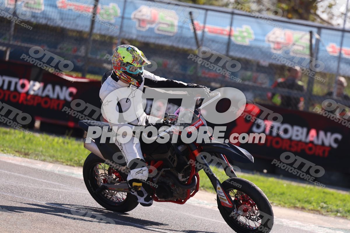 SUPERMOTO SUPREME - WHITE SUITE · JD9A4915