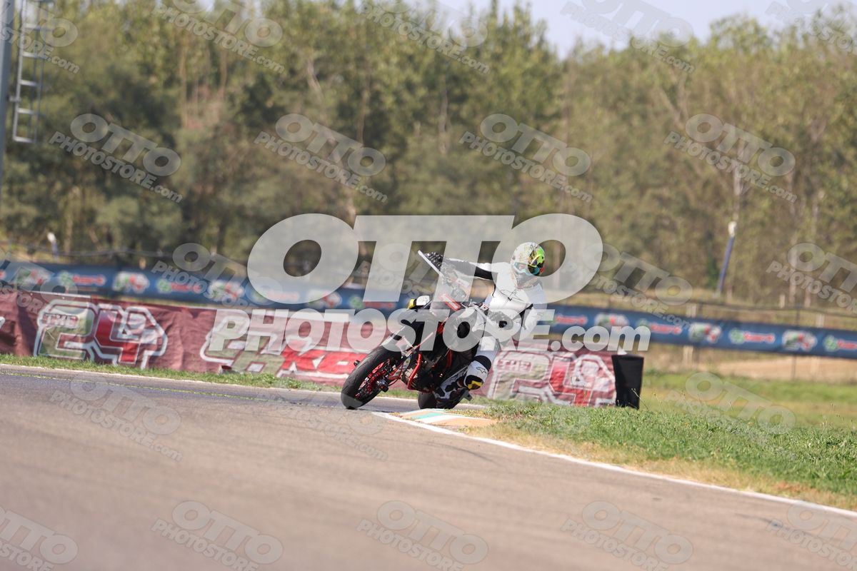 SUPERMOTO SUPREME - WHITE SUITE · JD9A4928