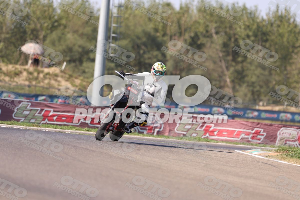 SUPERMOTO SUPREME - WHITE SUITE · JD9A4929