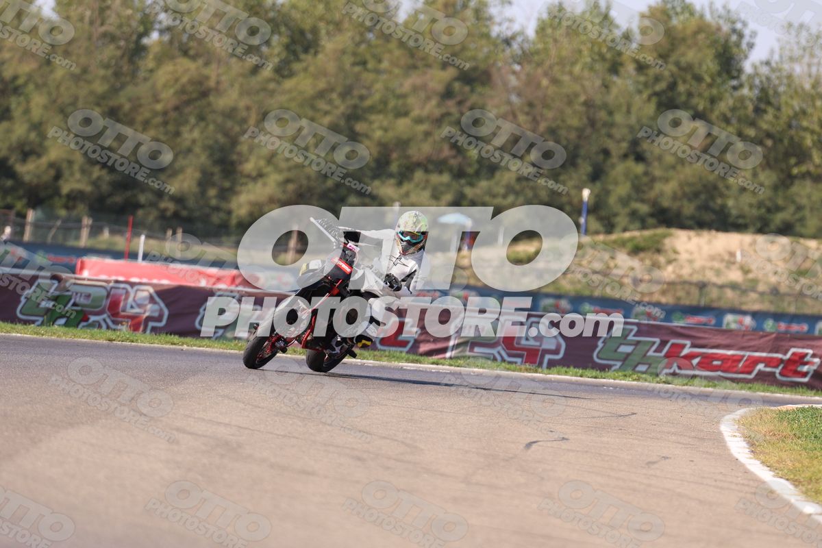 SUPERMOTO SUPREME - WHITE SUITE · JD9A4974