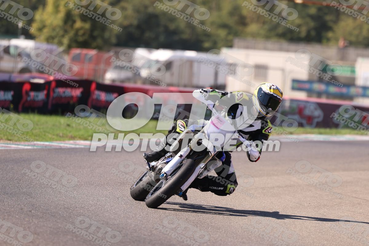SUPERMOTO WHITE SUPERMOTO - YELLOW HELMET · JD9A5030
