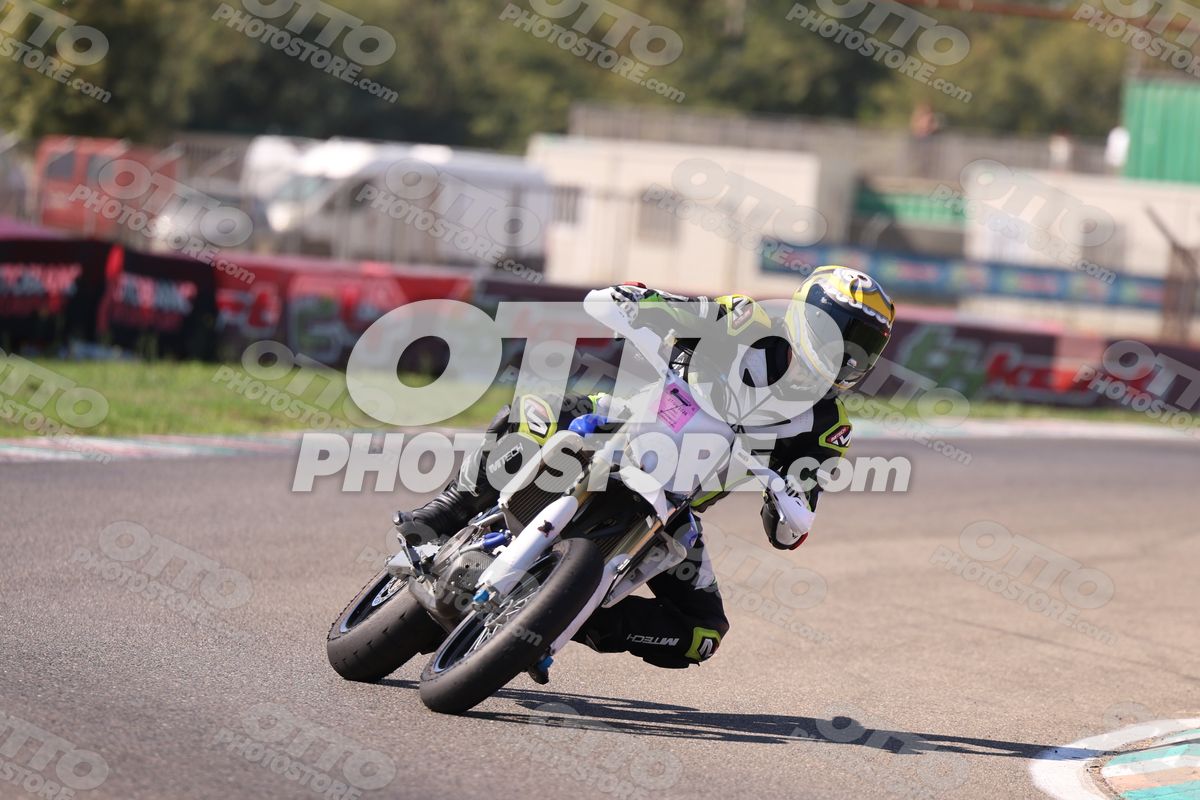 SUPERMOTO WHITE SUPERMOTO - YELLOW HELMET · JD9A5031
