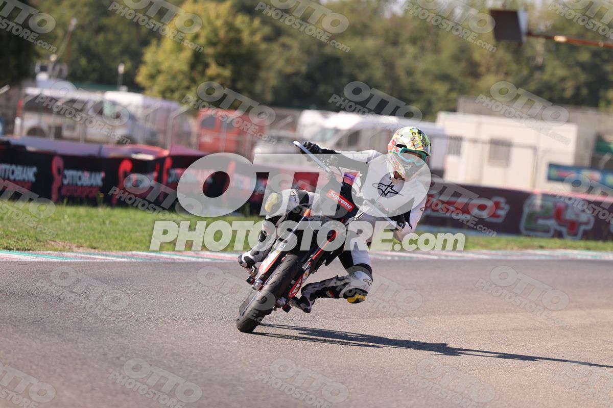 SUPERMOTO SUPREME - WHITE SUITE · JD9A5049