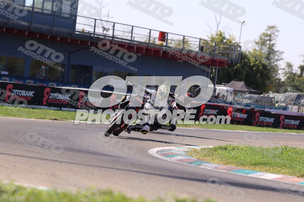 SUPERMOTO SUPREME - WHITE SUITE · JD9A5112