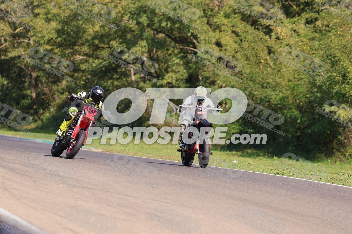 SUPERMOTO SUPREME - WHITE SUITE · JD9A5126