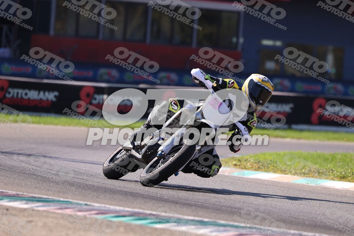 SUPERMOTO WHITE SUPERMOTO - YELLOW HELMET · JD9A5140