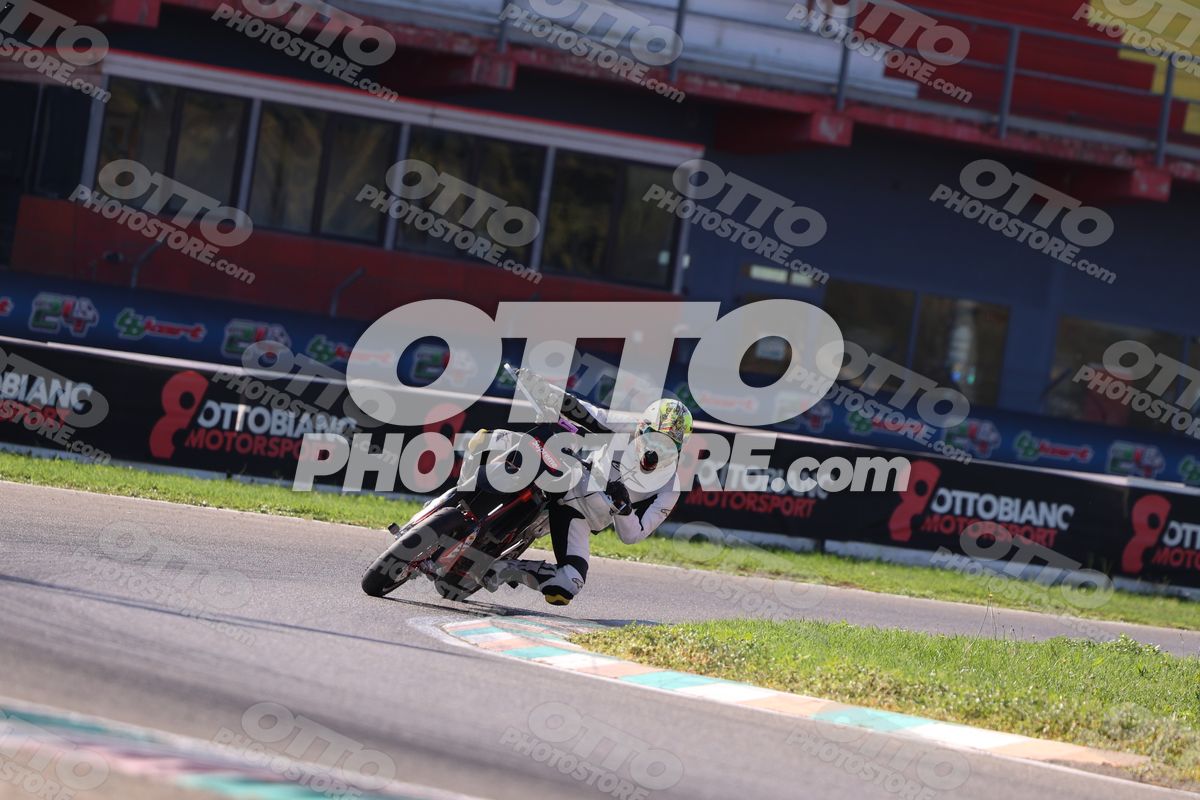 SUPERMOTO SUPREME - WHITE SUITE · JD9A5188