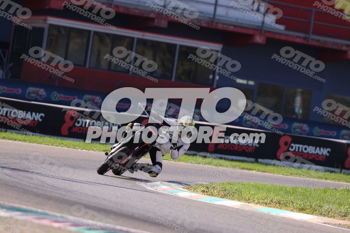 SUPERMOTO SUPREME - WHITE SUITE · JD9A5189