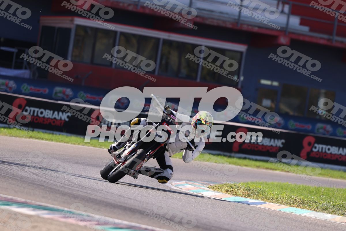 SUPERMOTO SUPREME - WHITE SUITE · JD9A5192