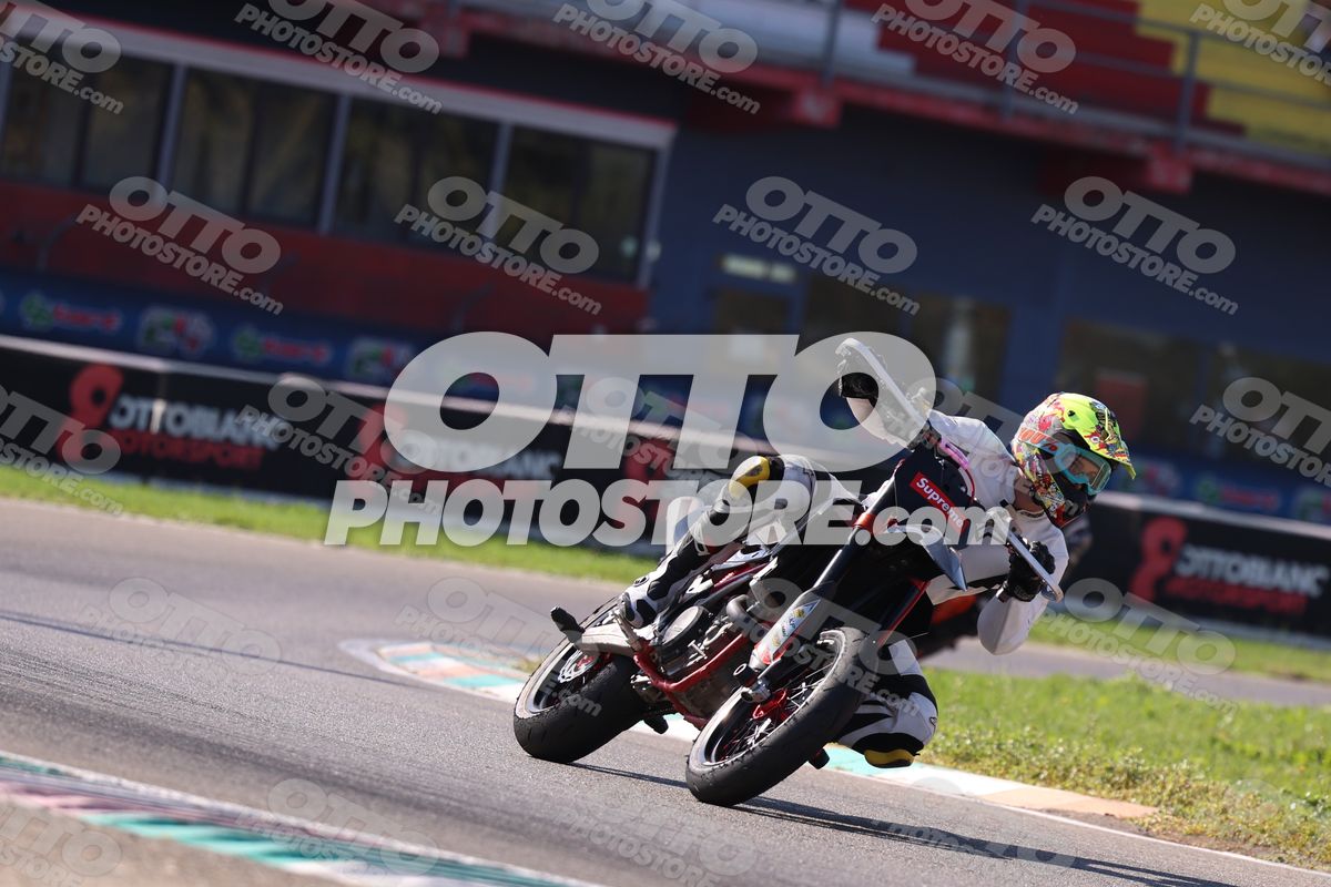 SUPERMOTO SUPREME - WHITE SUITE · JD9A5195