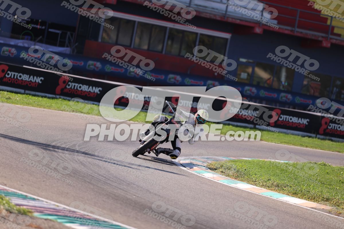 SUPERMOTO SUPREME - WHITE SUITE · JD9A5282