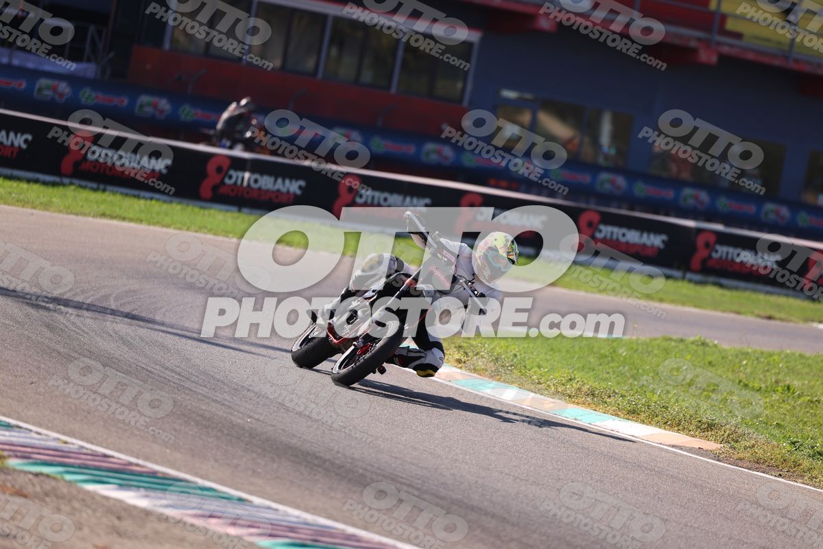 SUPERMOTO SUPREME - WHITE SUITE · JD9A5283