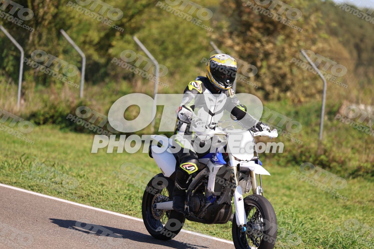SUPERMOTO WHITE SUPERMOTO - YELLOW HELMET · JD9A5285