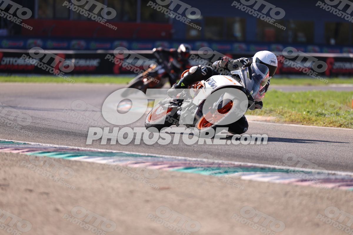 SUPERMOTO ktm stradale · JD9A5300