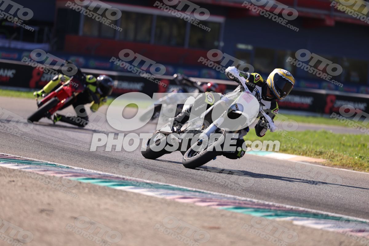 SUPERMOTO WHITE SUPERMOTO - YELLOW HELMET · JD9A5328
