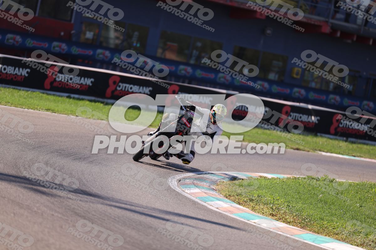 SUPERMOTO SUPREME - WHITE SUITE · JD9A5369
