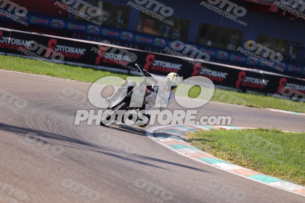 SUPERMOTO SUPREME - WHITE SUITE · JD9A5371