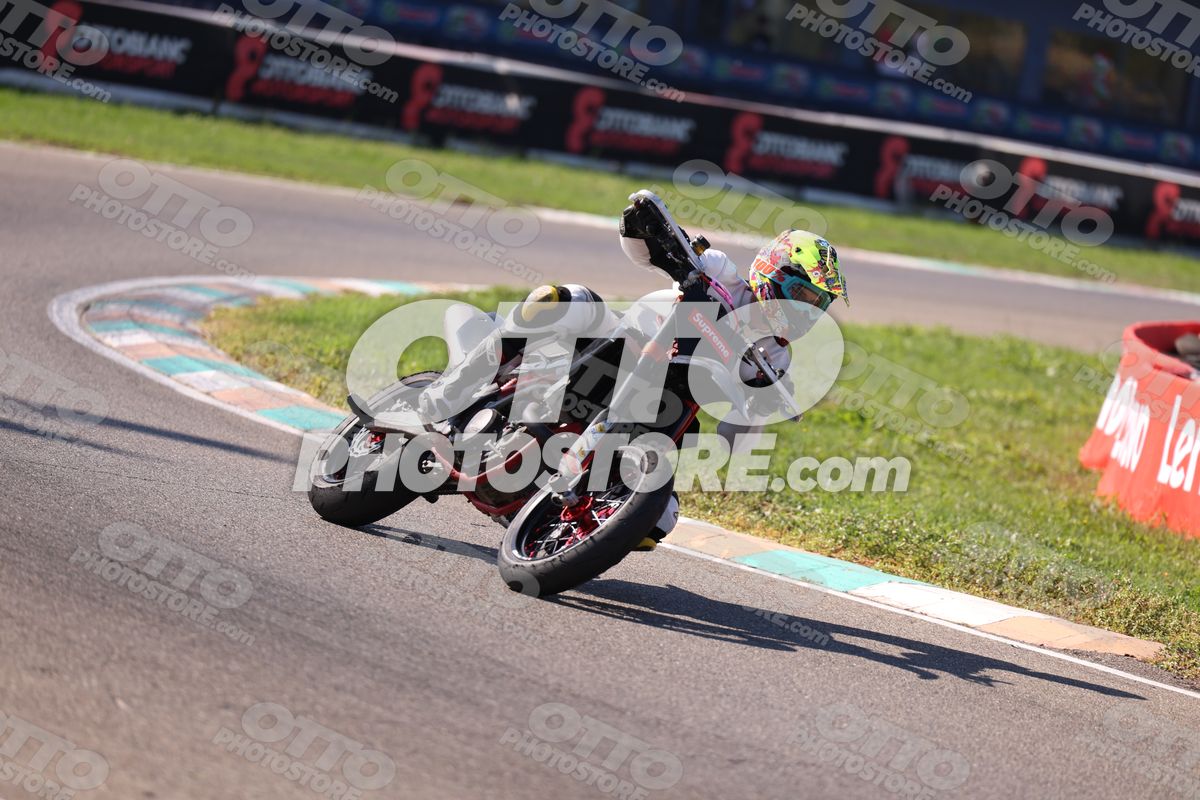 SUPERMOTO SUPREME - WHITE SUITE · JD9A5373