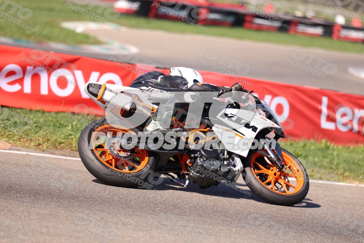 SUPERMOTO ktm stradale · JD9A5384