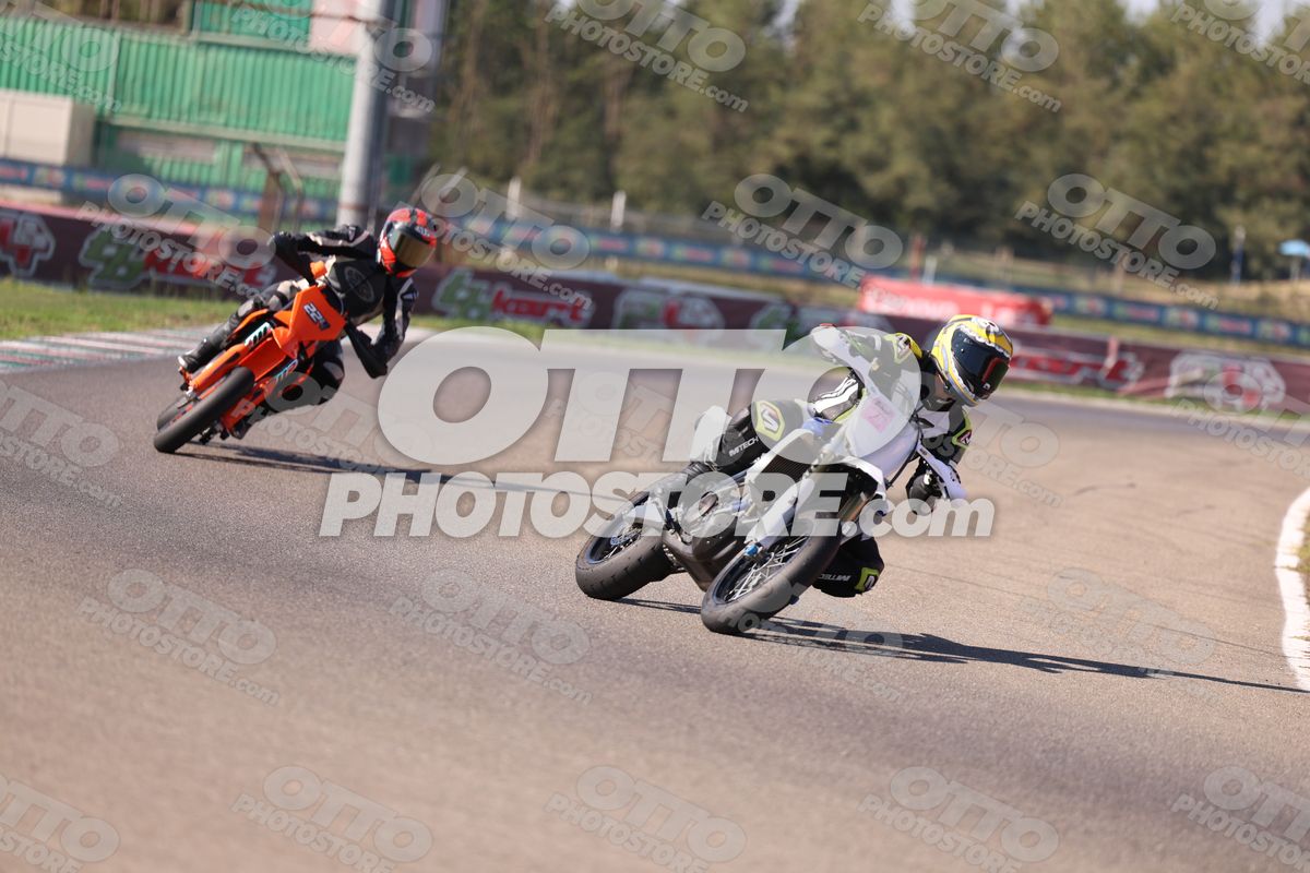 SUPERMOTO WHITE SUPERMOTO - YELLOW HELMET · JD9A5409